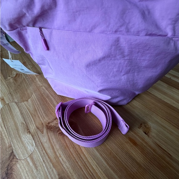 NWT convertible Béis The Crescent Catchall Crossbody Bag BERRY pink Barbie lilac - Picture 9 of 15